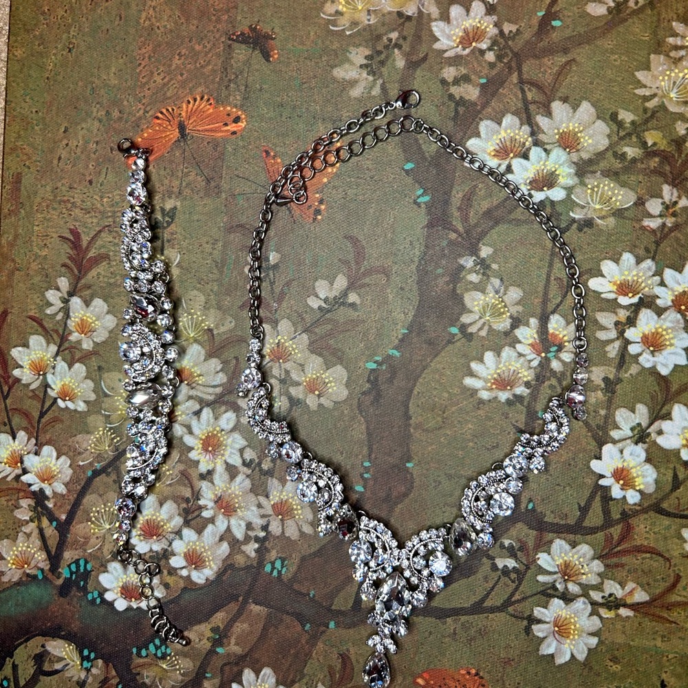 Silver Radiance Necklace with Timeless Elegance